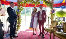 Das Brautpaar begrüßt seine Gäste zur Trauung bei der Festival Hochzeit im Zirkuszelt.