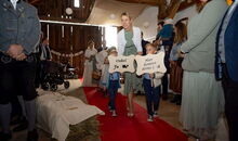 Einzug der Braut bei einer Scheunenhochzeit im Oberallgäu