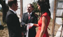 Trauredner Markus Schäfler bestätigt die Vermählung des Brautpaares