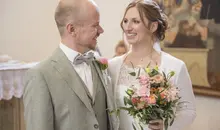 Hochzeitspaar bei der Freien Trauung in der Kapelle der Waldburg