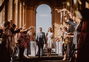 Auszug des Hochzeitspaares bei deutsch-australischer Trauung im Maximilianeum München