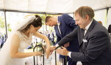 Das Hochzeitspaar entzündet zusammen mit dem Trauredner die Hochzeitskerze im Gutsgasthof Stangl, Neufarn-Vaterstetten