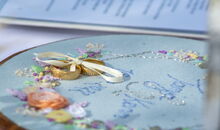 Herbsthochzeit Hofgut Algertshausen: bestickter Stickrahmen für Ringe