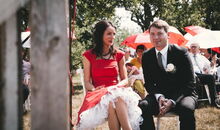 freie Trauung auf einer Sommerwiese: Blick auf das Brautpaar während der Rede