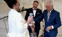 freie Trauung mit Sandzeremonie - das Brautpaar schüttet Sand zusammen