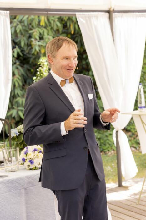 Trauredner Markus Schäfler bei der Trauung im Gutsgasthof Stangl, Neufarn
