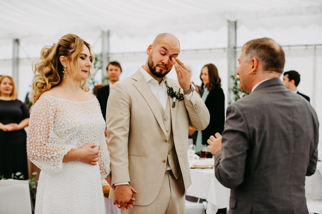 Gerührtes Hochzeitspaar bei der freien Trauung in der Alten Mühle Roggenburg