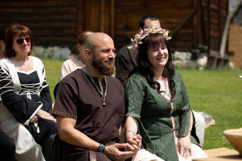 glückliches Silberhochzeitspaar bei Wikingerhochzeit im Burgenland