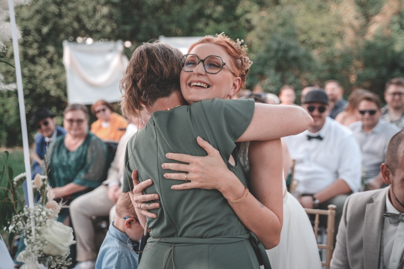 Braut und Traurednerin bei der freien Trauung bei Nürnberg