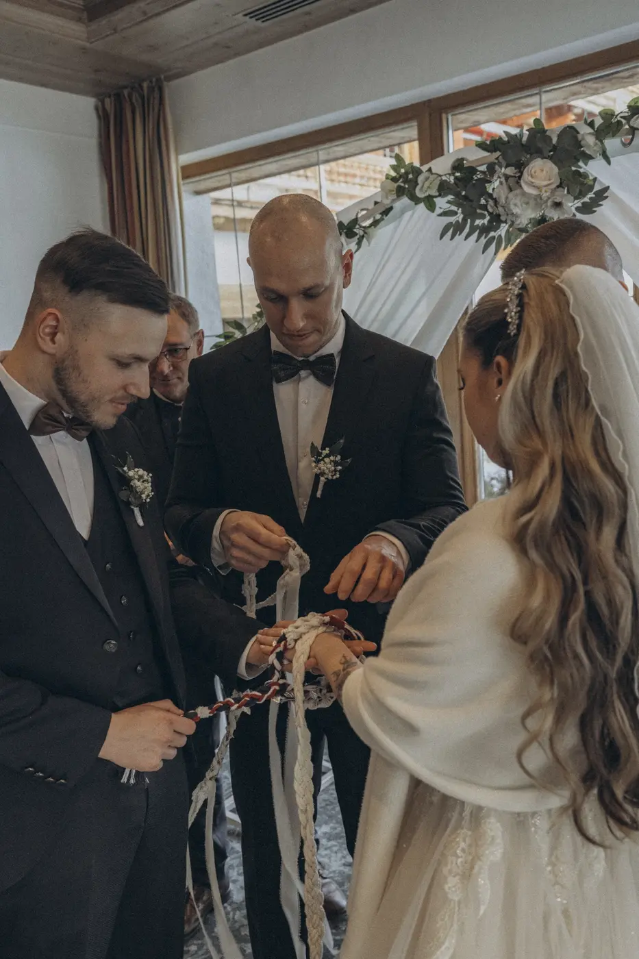 Winterhochzeit am Tegernsee: Trauungszeremonie mit Handfasting